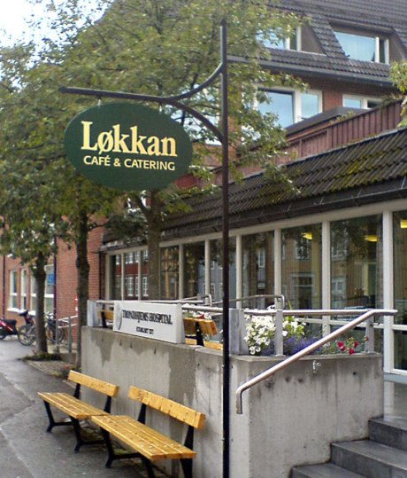 Skilt for Løkkan Café og Catering. 